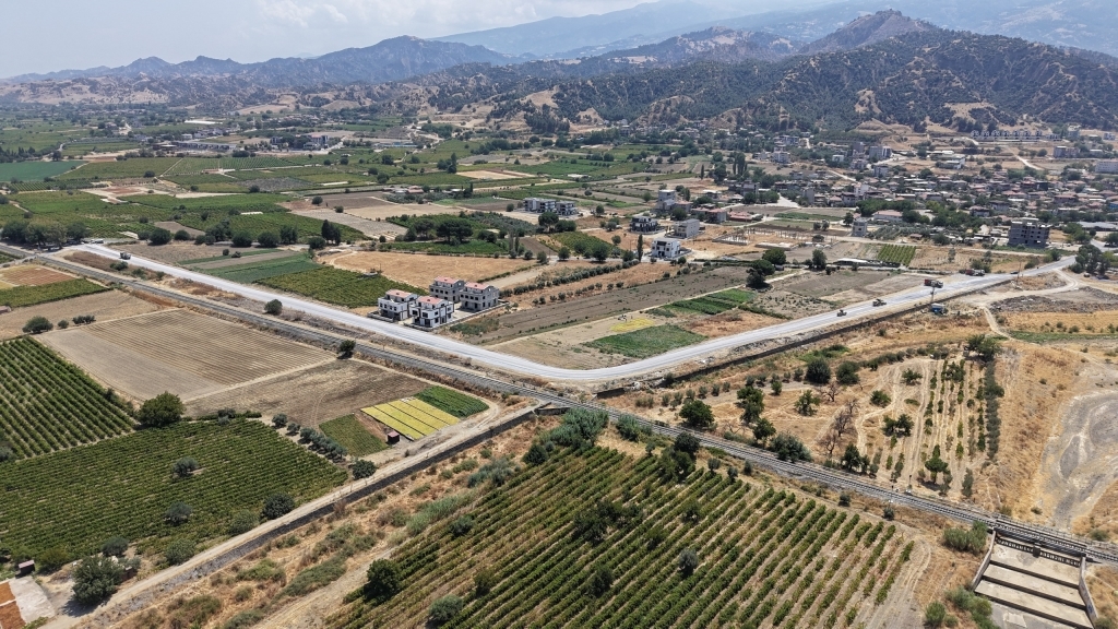 Büyükşehir, Salihli’de Yeni Yol Çalışmasını Başlattı 1 Büyükşehir, Salihli’de Yeni Yol Çalışmasını Başlattı