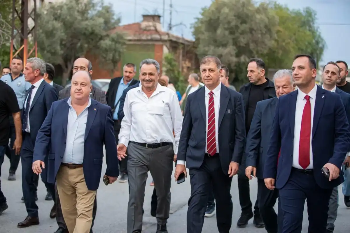 Başkan Tugay, İzmir Işıkkent Ayakkabıcılarını Ziyaret Etti