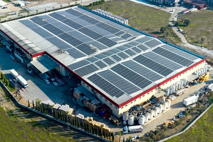 CW Enerji Aydın'da bir fabrikada güneş panelleri ile donattı. 1 CW Enerji Aydın'da bir fabrikada güneş panelleri ile donattı.