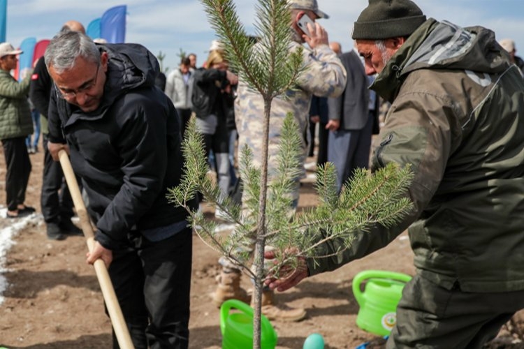 Kütahya'da ″6 Şubat Deprem Şehitleri Ormanı″ için fidanlar toprakla buluşturuldu. 1 Kütahya'da ″6 Şubat Deprem Şehitleri Ormanı″ için fidanlar toprakla buluşturuldu.