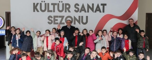 Başkan Işık çocuklarla tiyatro izledi
