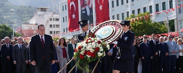 29 ekim bayram coskusu celenk sunumuyla basladi