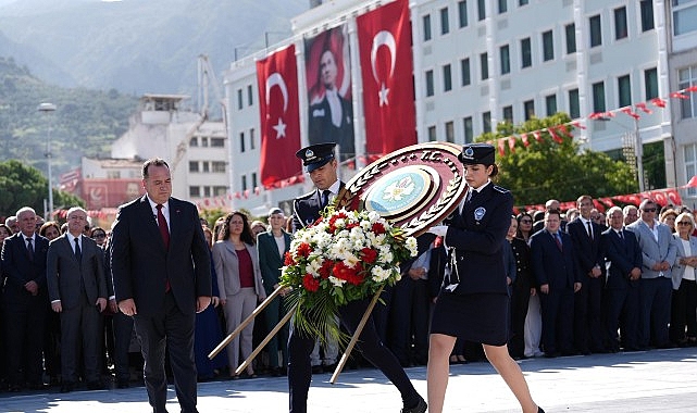 29 Ekim Bayram Coşkusu Çelenk Sunumuyla Başladı 1 29 ekim bayram coskusu celenk sunumuyla basladi