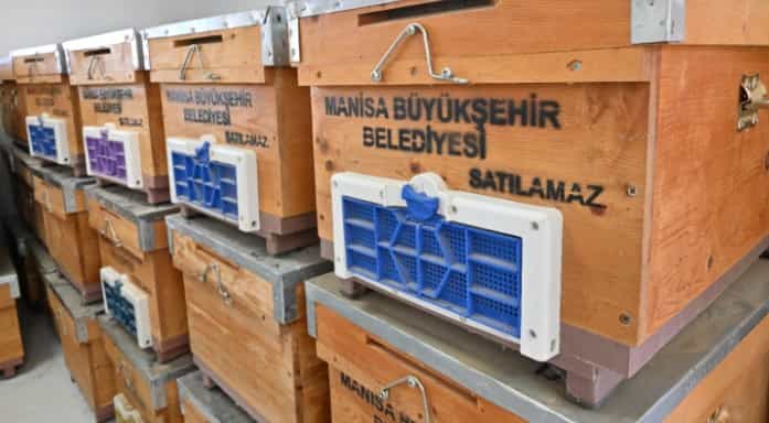 Manisa Büyükşehir’den Kırkağaçlı Kadınlara Kovan ve Ekipman Desteği