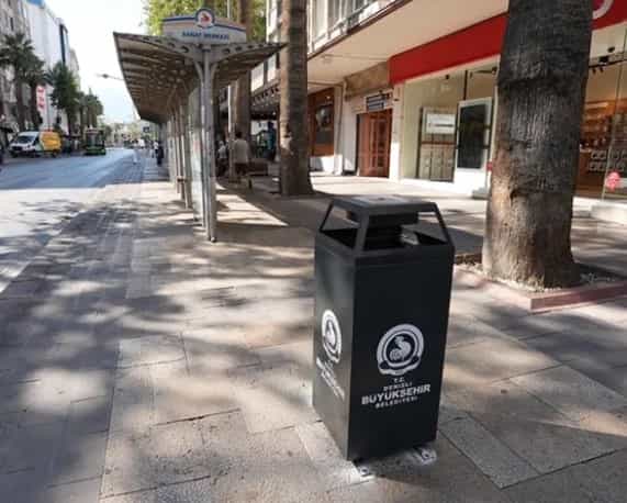 Büyükşehir, Denizli’nin Çöp Kutularını Yeniliyor 1 Büyükşehir, Denizli’nin Çöp Kutularını Yeniliyor