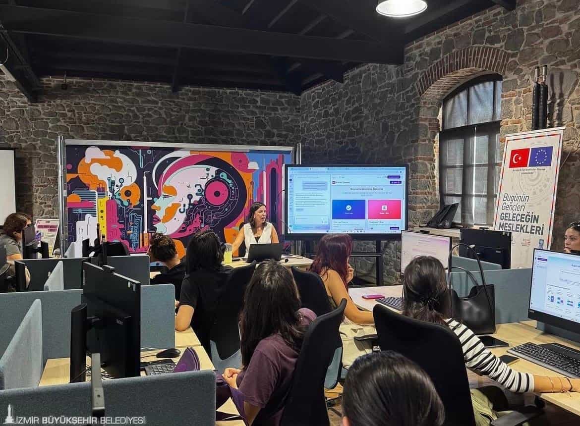 İzmirli Gençler ‘Canva’ Eğitimiyle Yaratıcılıklarını Geliştiriyor 1 İzmirli Gençler ‘Canva’ Eğitimiyle Yaratıcılıklarını Geliştiriyor