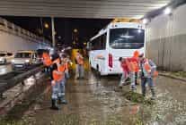 buyuksehir ekipleri yagisin yarattigi olumsuzluklara hizla mudahale etti