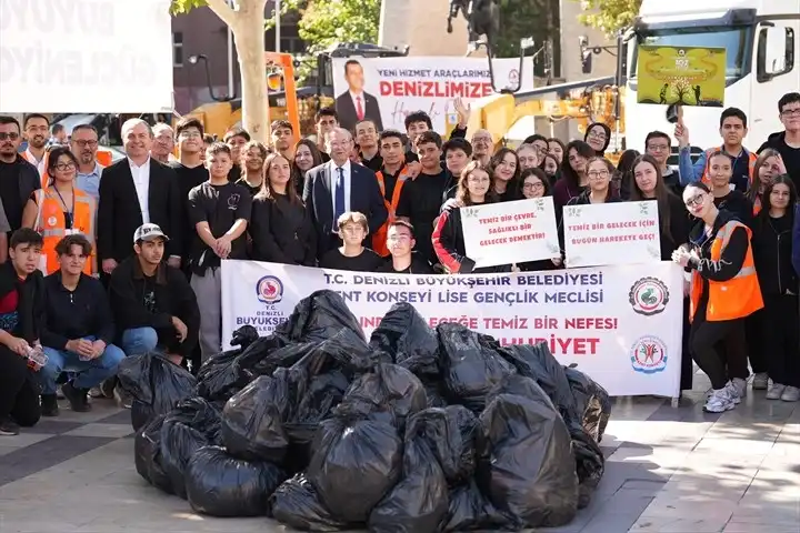 Denizli’de Gençlerden Cumhuriyet Temizliği 1 Denizli’de Gençlerden Cumhuriyet Temizliği