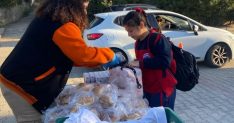 İzmir’de Süt ve Simit Dağıtımı Sürüyor 2 İzmir’de Süt ve Simit Dağıtımı Sürüyor