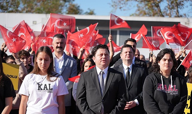 Kadıköy’de, 29 Ekim Kutlamaları Meşale Yakma Töreni ile Başladı 1 kadikoyde 29 ekim kutlamalari mesale yakma toreni ile basladi