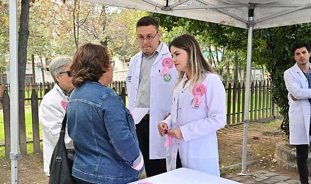 meme kanseri icin pembe cicekler toprakla bulustu