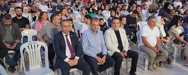 minik ogrencilerden cumhuriyet bayrami kutlamasi