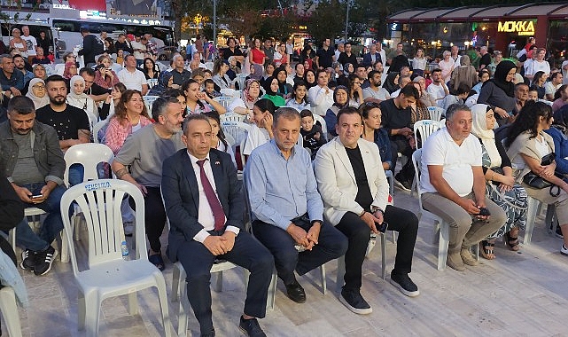 minik ogrencilerden cumhuriyet bayrami kutlamasi