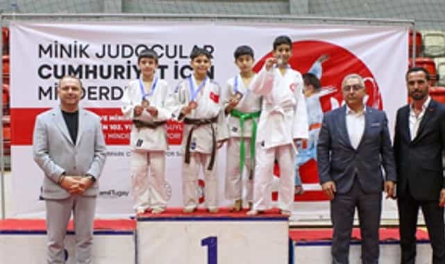 minik sporcular cumhuriyet icin ter doktu