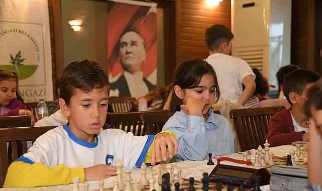 Osmangazi’de Cumhuriyet Ruhu Satranç Turnuvasıyla Canlandı 1 osmangazide cumhuriyet ruhu satranc turnuvasiyla canlandi