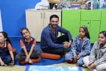 tegv gonullu elcisi oyuncu ozan akbaba tegv mardin midyat ogrenim biriminde cocuklarla bulustu