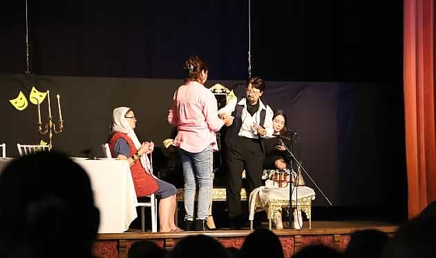 alayina makara tiyatrosu bayindirda gulmekten kirdi gecirdi