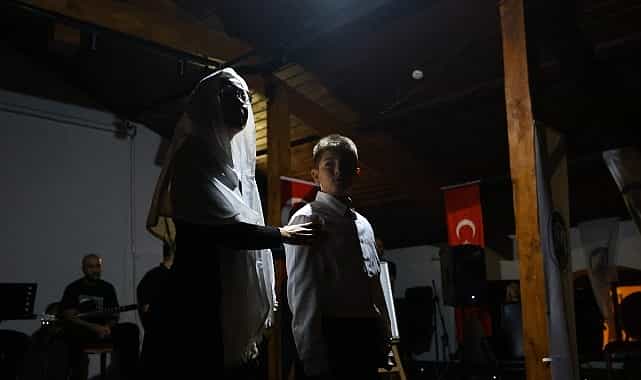 ataturk efes selcukta sarkilar ve siirlerle anildi