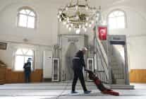 aydin buyuksehir belediyesi camilerde temizlik calismalarini surduruyor