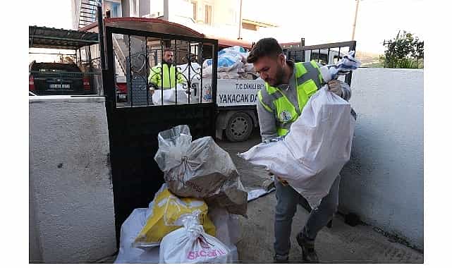 dikili belediyesi ihtiyac sahibi vatandaslarin yanlarinda olmaya devam ediyor
