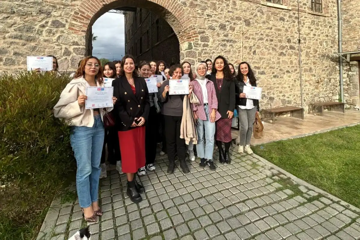 İzmirli Kadınlar Dijital Yetkinliklerini Artırıyor