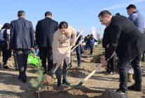 fidanlar toprakla bulustu