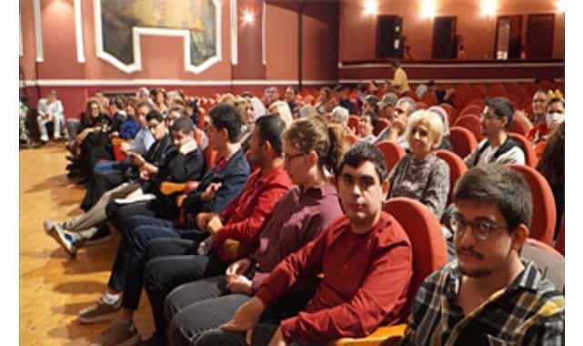 is hayatina hazirlanan norocesitli genclerin mezuniyet sevinci