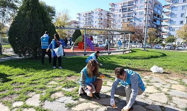 izmirli gonulluler el ele vererek doga icin temizlediler