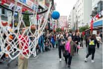 karsiyaka carsisinda renkli anlar hergele meydanina basketbol potasi kuruldu