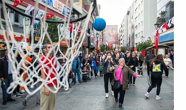 karsiyaka carsisinda renkli anlar hergele meydanina basketbol potasi kuruldu
