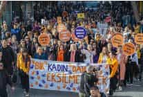 karsiyakada 25 kasimda guclu dayanisma siddete karsi ses cikar