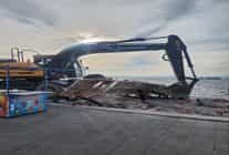 karsiyakadaki kacak iskeleler yikiliyor