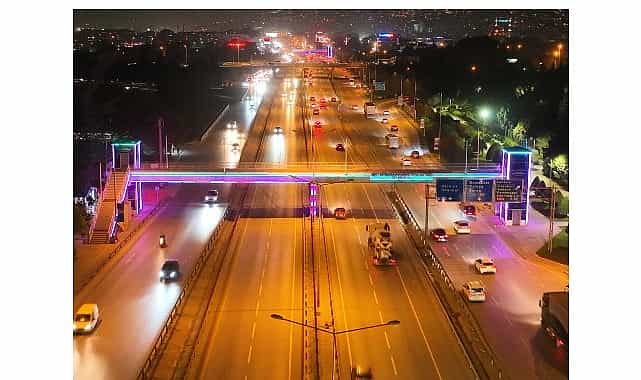 kocaeli bilisim fuarinin renkleri ust gecitlerde