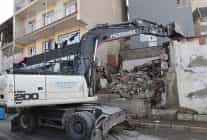 konakta metruk yapilarin yikimi devam ediyor