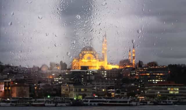 akom istanbul yilbasina soguk ve yagisli havayla giriyor