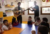 baskan cercoglu ile cocuklar notalarin renkleriyle tanisti