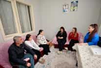 baskan mutlu yeni yil oncesi komsulariyla bulustu