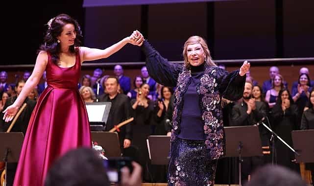 bedia akarturkten buyuksehir korosuna yeni yil surprizi