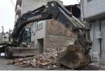 gemlikte metruk bina temizligi devam ediyor