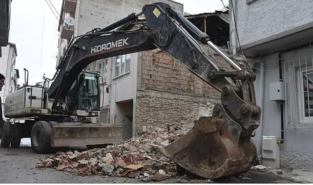 gemlikte metruk bina temizligi devam ediyor