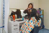 guclenme duraklari ile kadinlara hem kuaforluk hizmeti hem hak temelli egitimler veriliyor