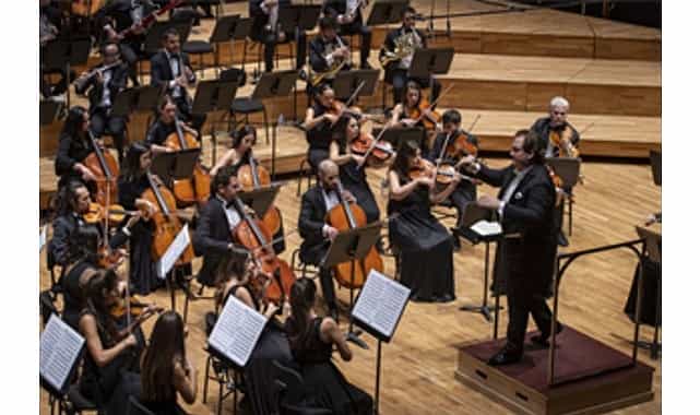izmir oda orkestrasi unutulmayacak konserlere imza atmaya devam ediyor
