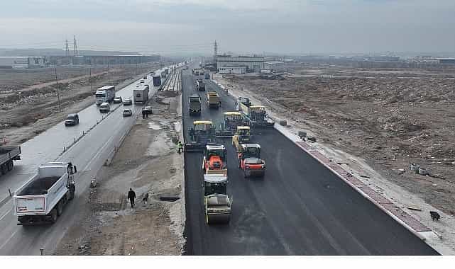 konya buyuksehir tramvay hatti calismalari devam eden aslim caddesinde yogun asfaltlama calismasi yapiyor