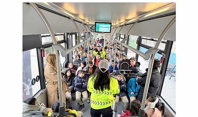 konya buyuksehirin nezaket otobusu ogrencilere trafik kulturunu asiliyor