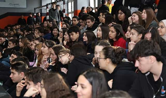 Nilüfer’in Sultanları öğrencilerle söyleşide buluştu 1 niluferin sultanlari ogrencilerle soyleside bulustu