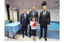 baskan sezer ogrencilerin karne heyecanina ortak oldu