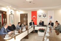 baskan vekili akin basin mensuplariyla bulustu