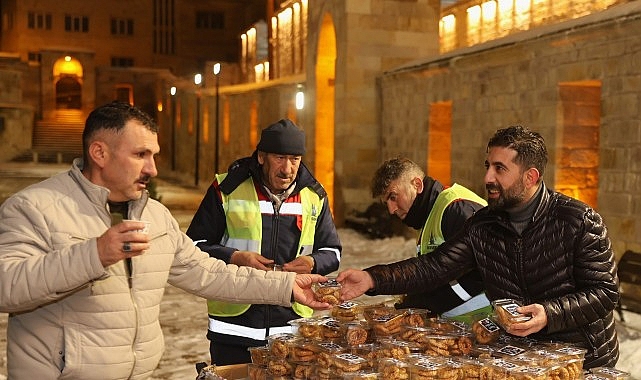 mirac gecesinde kandil simidi ve serbet dagitildi
