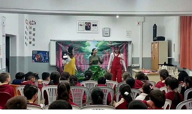 mobil cocuk tiyatrosu portatif sahne cocuklarla bulusmaya basladi