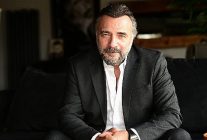 oktay kaynarca alnim acik basim dik